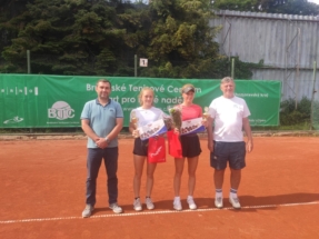 10 3. místo čtyřhra Klaudie, Valerie Huťkovi